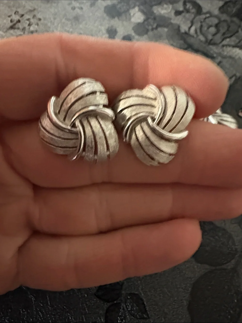 TRIFARI VINTAGE SILVER TEXTURED LEAF LINK 7.5